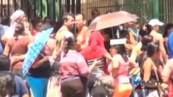 Niños venezolanos faltan a la escuela por hacer colas