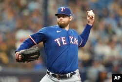 Jordan Montgomery, lanzador de los Rangers de Texas, lanza contra los Rays de Tampa Bay durante la primera entrada del Juego 1 en una serie de playoffs de béisbol, el martes 3 de octubre de 2023, en San Petersburgo, Florida (AP Photo/John Raoux).