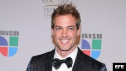 El actor cubano William Levy en la alfombra roja de los Premios Lo Nuestro, que celebra lo mejor de la música latina, en Miami (EEUU).