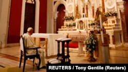 El Papa Francisco reza en santuario de la Virgen de la Caridad en El Cobre, Cuba, 21 de septiembre de 2015. 