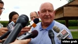 El secretario de Agricultura de EE.UU. Sonny Perdue, en Illinois, durante una gira por estados del Medio Oeste.