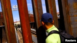 Un inmigrante en el Puente Internacional Paso del Norte.