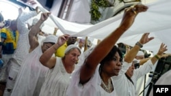 Practicantes de la religión yoruba durante un ritual en la presentación de la Letra del Año, en La Habana. (Adalberto ROQUE/AFP).