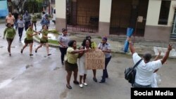 14 efectivos policiales y del Ministerio del Interior detienen a Berta Soler y otra Dama de Blanco en La Habana, además del activista Ángel Moya Acosta. (TOMADO DE TWITTER).