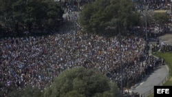 Los ciudadanos españoles, con el Rey a la cabeza, se han unido hoy en el dolor por los atentados de La Rambla de Barcelona y de Cambrils (Tarragona) y han rendido homenaje a las víctimas con un minuto de silencio, en la Plaza de Cataluña, que ha terminado