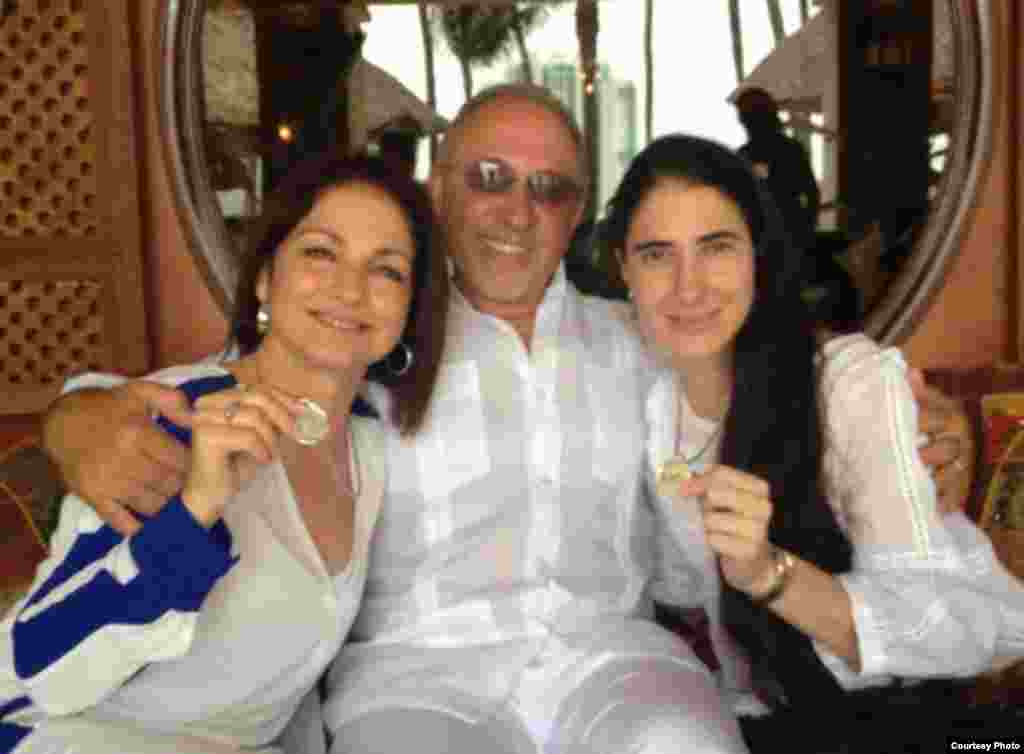 Yoani junto a los músicos Gloria y Emilio Estefan. Tomado del Twitter de Yoani Sánchez