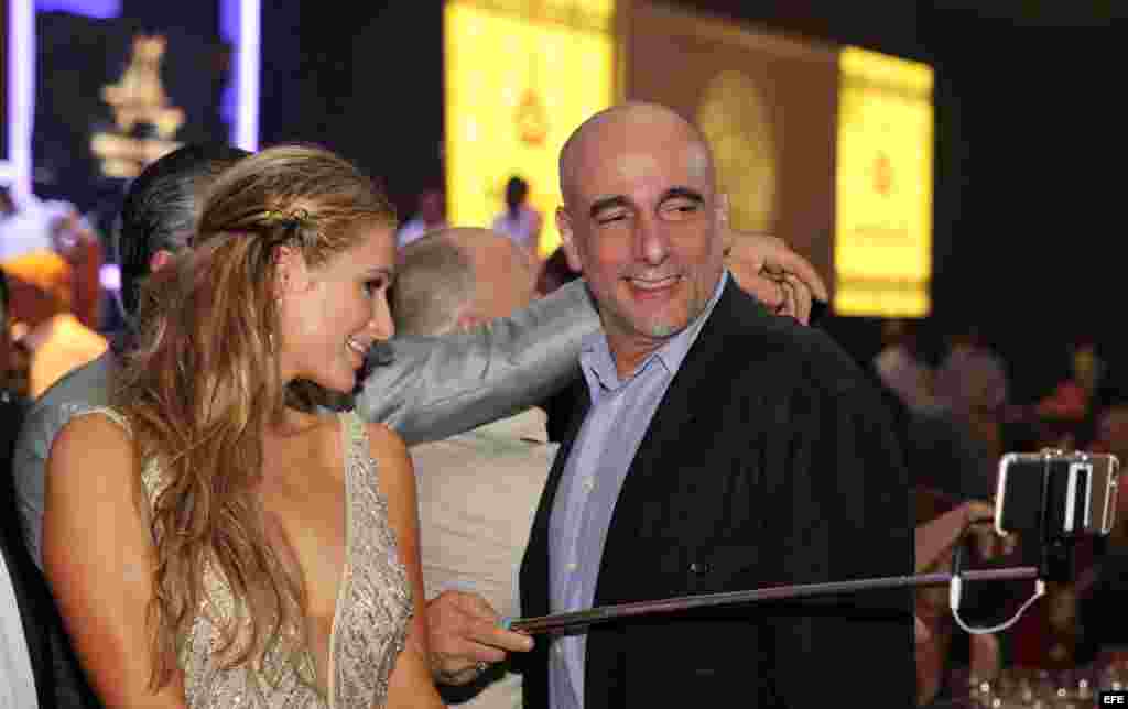 La celebridad estadounidense Paris Hilton (i), heredera del imperio hotelero de su apellido, posa con Alejandro Castro (d), hijo del líder cubano Fidel Castro, a su llegada a la cena de gala.