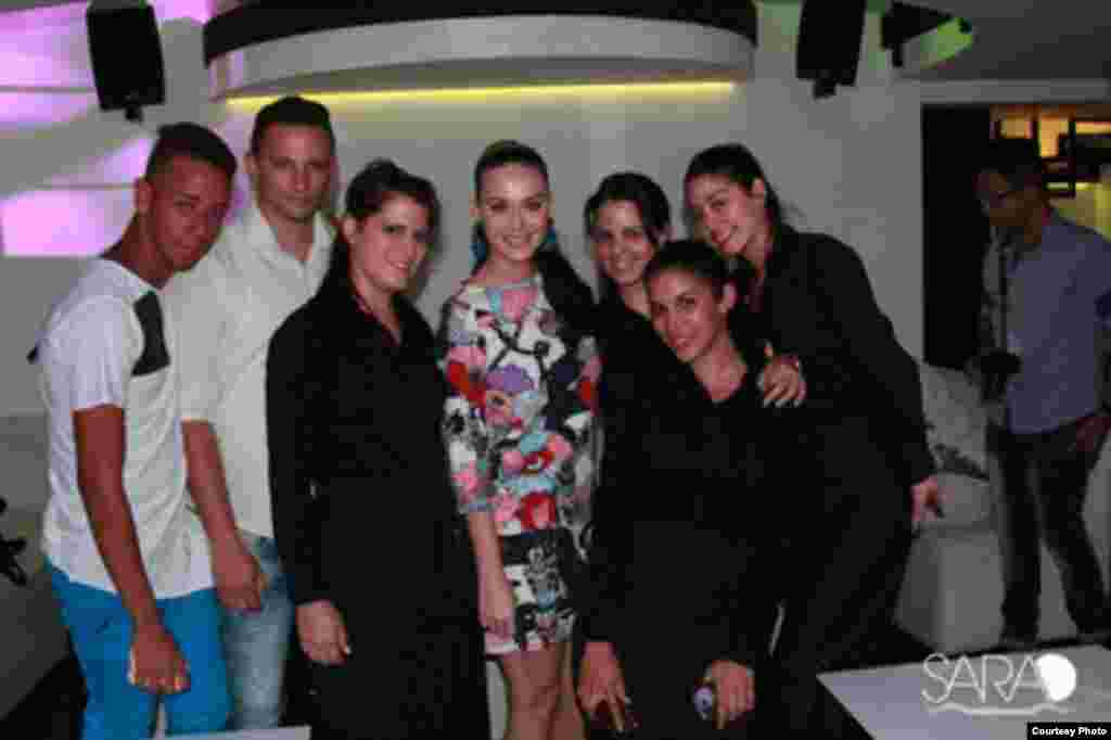 Katy Perry posa junto a varios invitados en el bar Sarao`s de La Habana.