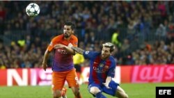 El delantero argentino del FC Barcelona, Lionel Messi (d) lucha por el balón con el delantero Manuel Agudo 'Nolito' (i) del Manchester City.