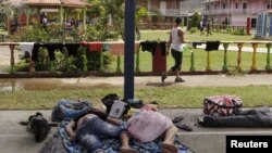 Migrantes cubanos, sin hogar, en Puerto Obaldía, Guana Yala, Panamá.