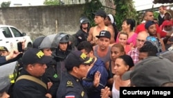 Más de 1.000 cubanos se agolparon en la frontera sur de Costa Rica, pidiendo el paso para seguir camino a EEUU, su destino final. (Foto: Cortesía, "La Nación"/Alonso Tenorio).