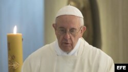 El papa Francisco oficia una misa en la Casa Santa Marta del Vaticano.