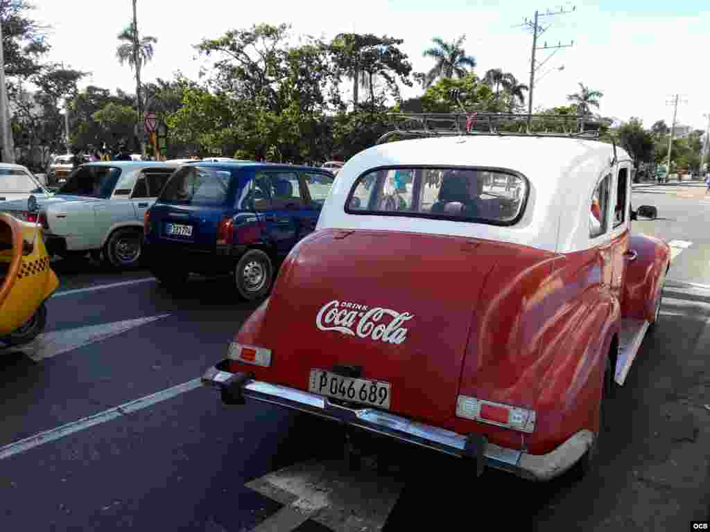 Almendrón con propaganda de la Coca Cola.