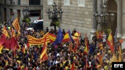 Miles de personas se han manifestado esta tarde por el centro de Barcelona, terminando en la plaza de Sant Jaume, ante la sede de la Generalitat en favor de la unidad de España y contra el referéndum sobre la independencia de Cataluña. 