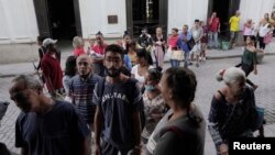 La gente hace fila para comprar pan en el centro de La Habana, Cuba, 17 de marzo de 2023. (REUTERS/Alexandre Meneghini).