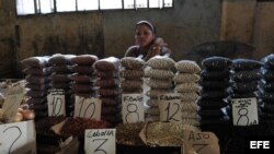 Una mujer vende frijoles en un mercado en La Habana. Archivo.