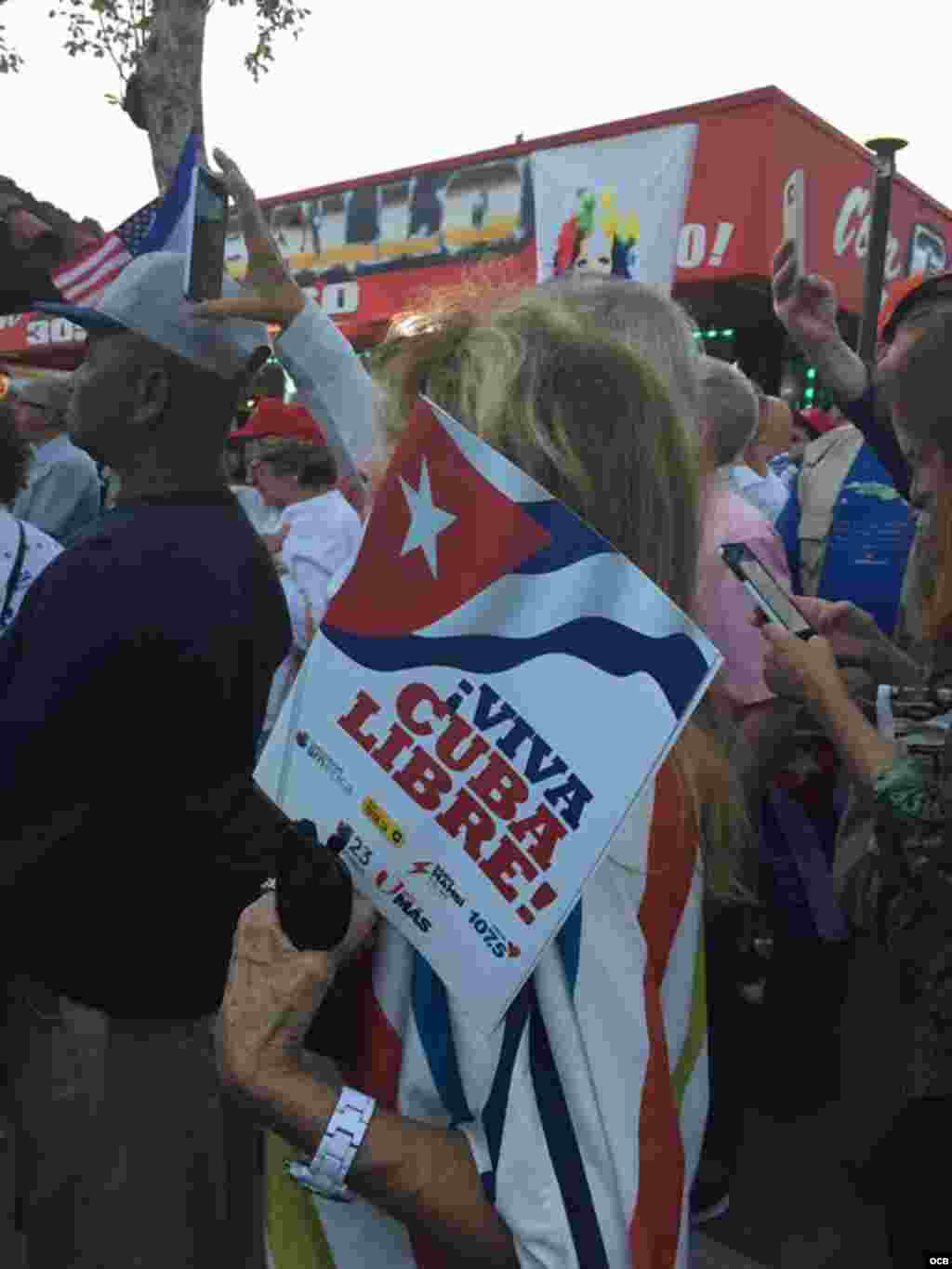 Cubanos desbordan la Calle 8 de la Pequeña Habana, en Miami, en una concentración por la libertad de Cuba.