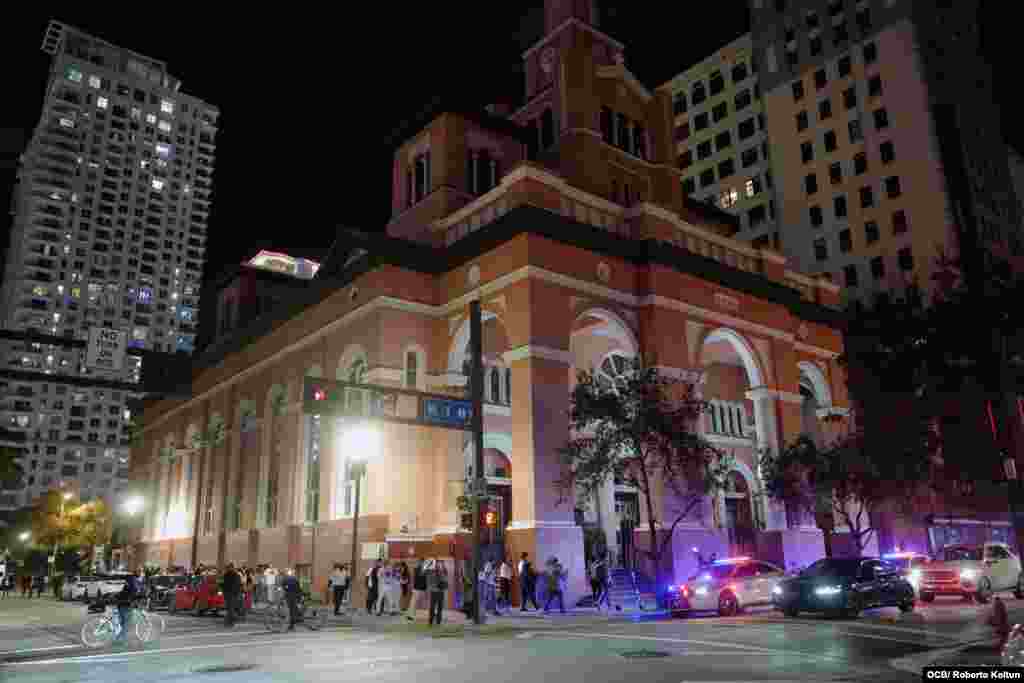 Procesi&#243;n de exiliados hacia la Iglesia GESU en el coraz&#243;n de Miami 