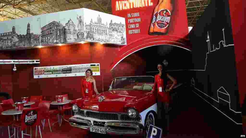 Dos azafatas posan en el stand de la cerveza cubana Bucanero en la Feria Internacional de La Habana. EFE