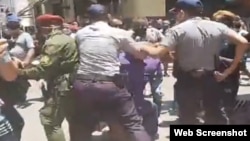 La policía arresta a los manifestantes en la protesta de la calle Obispo, el 30 de abril. 