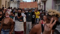 La gente grita consignas contra el gobierno durante una protesta en La Habana, Cuba, el 11 de julio de 2021. REUTERS / Alexandre Meneghini