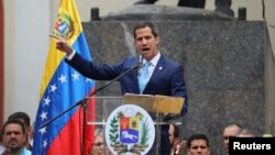 El presidente interino de Venezuela, Juan Guaidó, se dirige al pueblo de Caracas en una convocatoria para el 1ro de mayo de 2019.