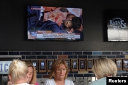 Un televisor en un restaurante muestra las noticias después de informes de múltiples disparos y aparentes heridas al candidato presidencial republicano, el ex presidente de Estados Unidos, Donald Trump, en su mitin en Pensilvania el 13 de julio. , 2024. REUTERS/Brian Snyder