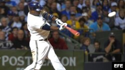 Foto de archivo. Yuniesky Betancourt batea un triple el 1 de octubre de 2011, durante la sexta entrada del partido ante los Cascabeles por la serie de División de la Liga Nacional de la MLB en el Miller Park de Milwaukee, Wisconsin (EE.UU.).