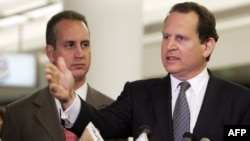 Lincoln Diaz-Balart (der.) y su hermano Mario Diaz-Balart (izq.). Foto Archivo.