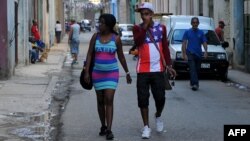 Un hombre viste una camiseta con la bandera de EEUU.