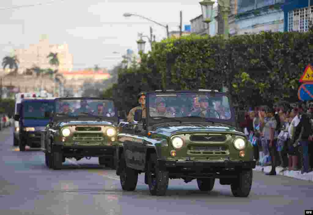 URNA CON LAS CENIZAS DE FIDEL CASTRO RECORRE CUBA CON DESTINO A SANTIAGO