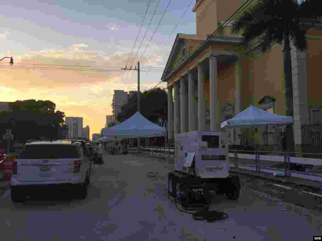 El teatro Manuel Artime de Miami a la espera del Presidente Donald Trump. Foto Alvaro Alba