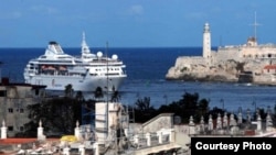 Un crucero pasa junto al Morro en la entrada del puerto de La Habana.