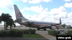 Un avión de American Airlines abandona la Terminal 2 del Aeropuerto Internacional José Martí de La Habana.