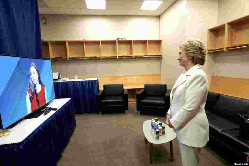 Hillary Clinton observa la presentación que hizo su hija Chelsea Clinton. Foto tomada de ‏@HillaryClinton. 