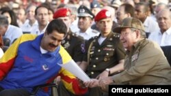 Raúl Castro (d) y Nicolás Maduro en Santiago de Cuba para el 60 aniversario del asalto al cuartel Moncada.