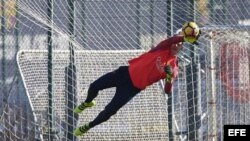 El portero del FC Barcelona Ter Stegen se ejercita durante el entrenamiento de esta mañana en la Ciudad Deportiva Joan Gamper de Sant Joan Despí (Barcelona).