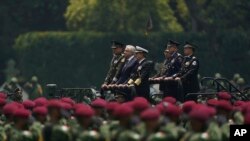 El presidente de México, Andrés Manuel López Obrador, al centro, y los comandantes militares, pasan junto a las tropas durante un desfile militar en la Ciudad de México, el 13 de agosto de 2021. (Foto AP/Fernando Llano, Archivo).