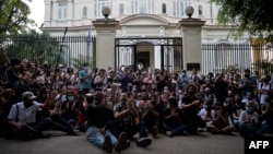 Artistas cubanos frente al Ministerio de Cultura en una protesta el 27 de noviembre de 2020. YAMIL LAGE / AFP