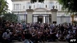 Artistas cubanos frente al Ministerio de Cultura, en una protesta el 27 de noviembre de 2020. (Yamil Lage/AFP)