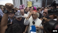 El cardenal Leopoldo Brenes (c) ofrece declaraciones a la prensa frente a la basílica de San Sebastián, sitiada por parapolicías.