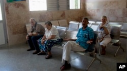 FOTO ARCHIVO. Pacientes esperan ser atendidos en un centro médico en La Habana.