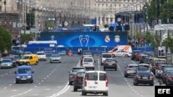 Vista general de la zona habilitada para los fans en el centro de Kiev con motivo de la final de la Liga de Campeones que disputarán este sábado el Real Madrid y el Liverpool, en Kiev, Ucrania, hoy, 22 de mayo de 2018. EFE