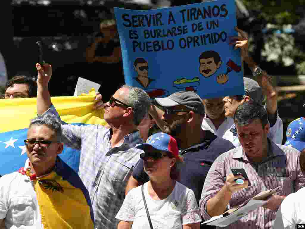 Venezolanos protestan en Miami frente al restaurante Steakhouse, en 999 Brickell Ave. Cortesía Roberto Koltun.