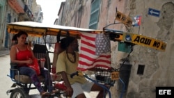 Bandera de EEUU en bicitaxis cubanos. 