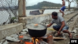  Cubanos se recuperan hoy, miércoles 5 de octubre de 2016, de los destrozos y estragos causados por el paso del huracán Matthew en Baracoa, provincia de Guantánamo (Cuba). El huracán Matthew dejó a su paso por Cuba graves destrozos en el extremo oriental 