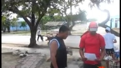 Activistas distribuyen pegatinas en las calles de Caimanera