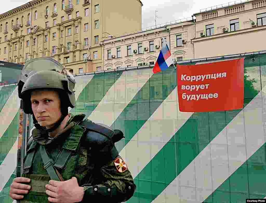 Rusia, una foto que identifica al país, un soldado y la consigna contra la corrupción