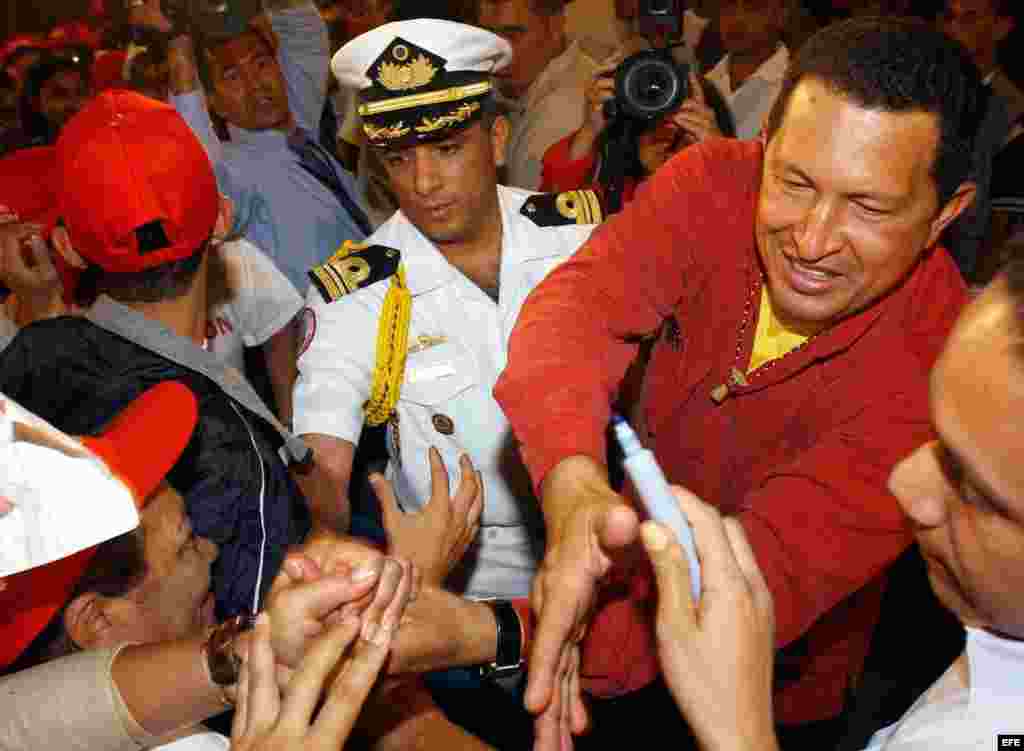 El presidente venezolano Hugo Chávez saluda a sus seguidores, en vísperas de que la oposición venezolana entregara las 3,4 millones de firmas a favor de un referendo para revocar al presidente en diciembre de 2003.