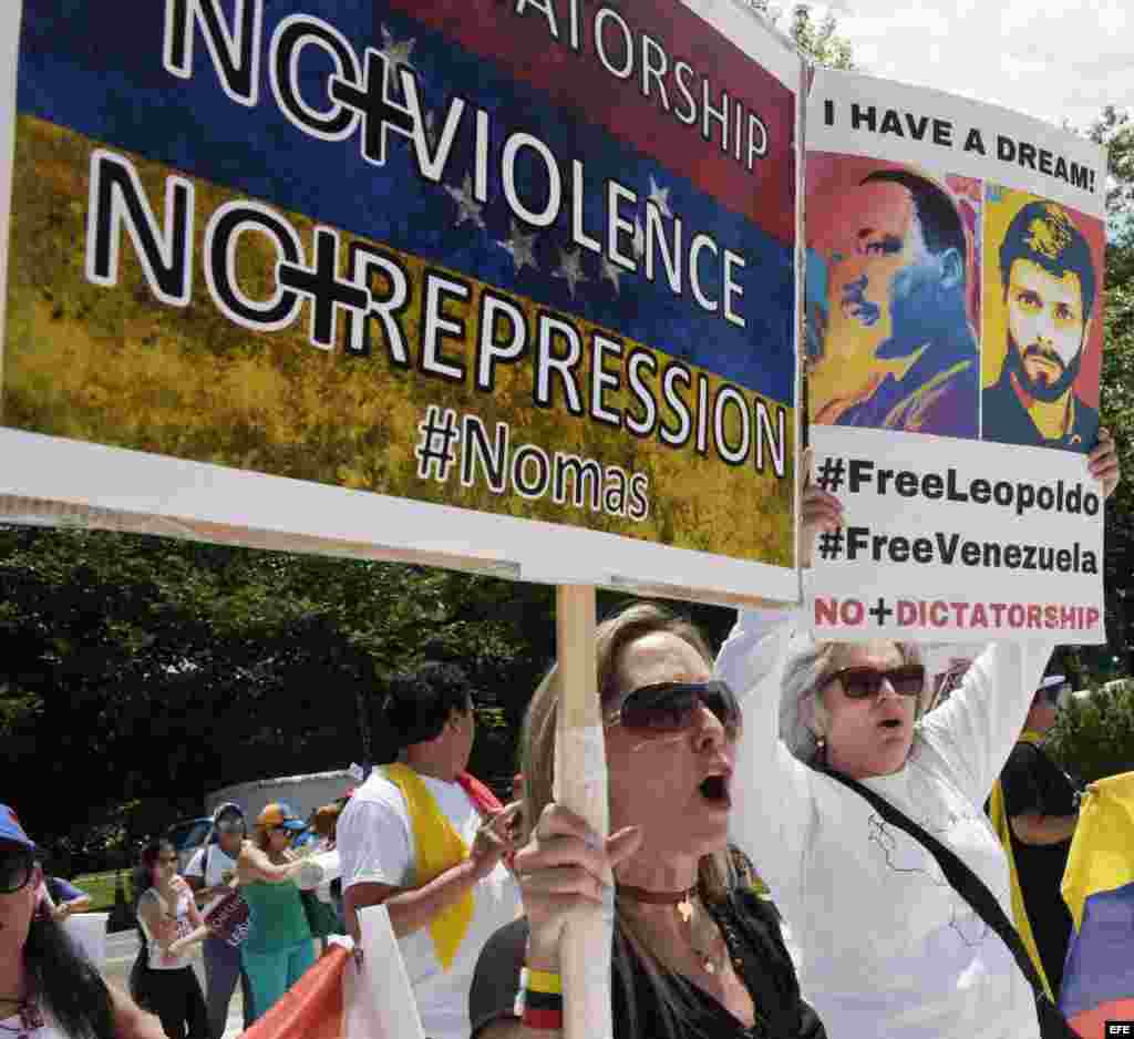 Manifestantes del grupo "Venezolanos en el Exterior" protestan en frente a la sede de la Organización de los Estados Americanos.